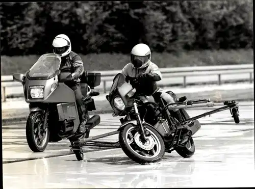 Foto BMW Motorrad ABS, Vollbremsung auf nasser Straße mit und ohne ABS