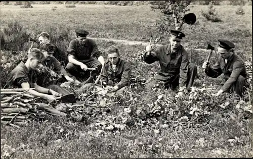 Foto Ak Britische Soldaten ? mit Äxten auf einer Wiese