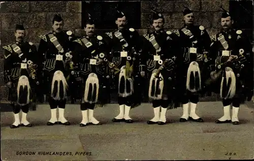 Ak Gordhon Highlanders, Pipers