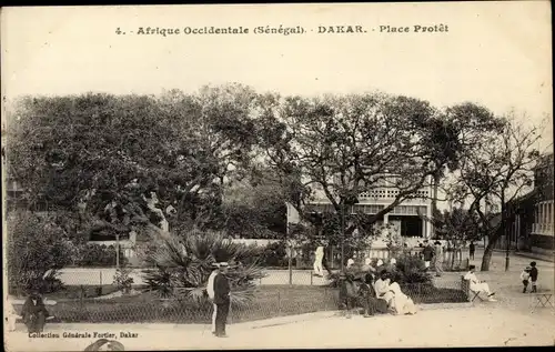 Ak Dakar Senegal, Place Protet, Blick auf einen Platz mit Passanten