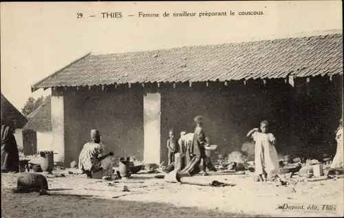 Ak Thiès Senegal, Tirailleurs Frau bereitet Couscous zu