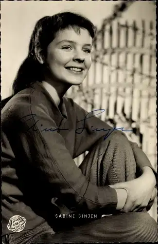 Ak Schauspielerin Sabine Sinjen, Portrait, Autogramm
