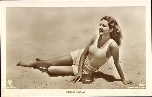 Ak Schauspielerin Billie Dove, Portrait am Strand