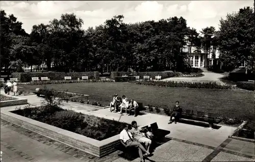 Ak Ostseebad Timmendorfer Strand, Rosengarten, Besucher auf Parkbänken