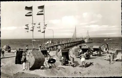 Ak Ostseebad Timmendorfer Strand, Anlegebrücke beim Seeschlösschen, Flaggen, Strandkörbe, Boote