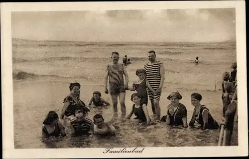 Ak Partie im Familienbad, Badegäste in Badeanzügen am Strand