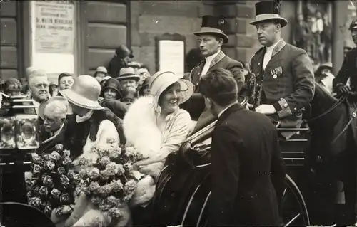 Foto Ak Prinzessin Juliana, Kutsche, Blumenstrauß, Niederländisches Königshaus