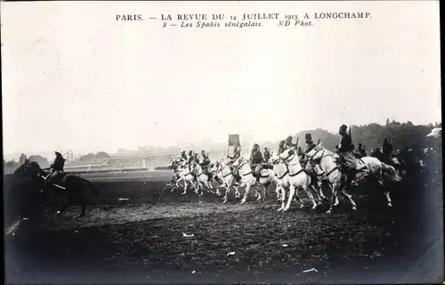 Ak Paris, La Revue vom 14. Juli 1913 in Longchamp, Les Spahis senegalais