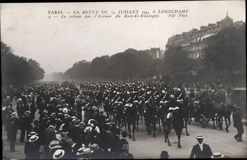 Ak Paris, La Revue vom 14. Juli 1913 in Longchamp, Die Rückkehr über die Avenue du Bois-de-Boulogne