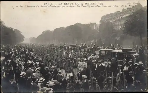 Ak Paris, La Revue vom 14. Juli 1913 in Longchamp, Avenue du Bois-de-Boulogne