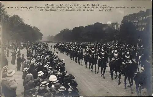 Ak Paris, La Revue vom 14. Juli 1913 in Longchamp, Avenue du Bois-de-Boulogne