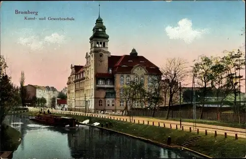 Ak Bydgoszcz Bromberg Westpreußen, Kunst und Gewerbeschule, Uferpartie, Binnenschiff