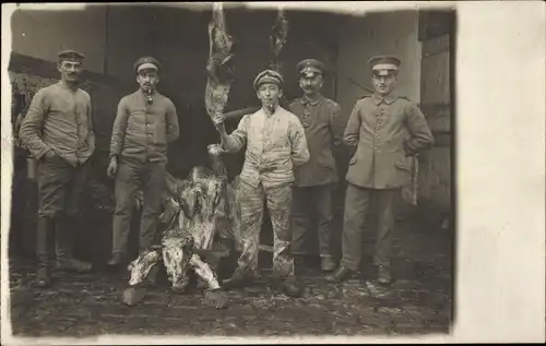 Foto Ak Deutsche Soldaten in Uniformen, Schlachter, I WK