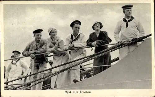 Ak Niederländisches Kriegsschiff, Seeleute und Frauen an Deck