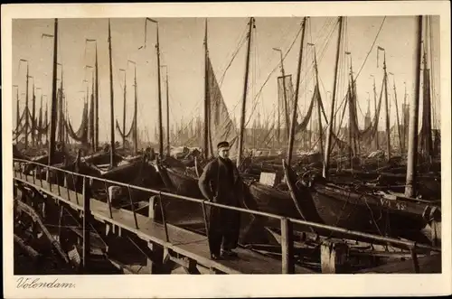 Ak Volendam Nordholland Niederlande, Segelboote, Hafen, Mann auf Steg