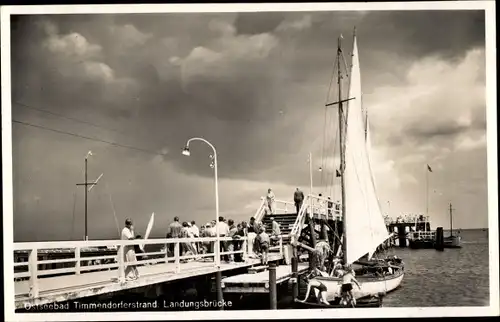 Ak Timmendorfer Strand, Landungsbrücke, Segelboot