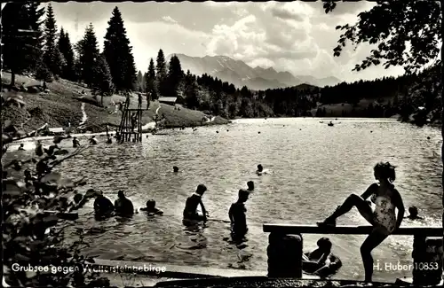 Ak Krün in Oberbayern, Grubsee, Badestelle, Wettersteingebirge