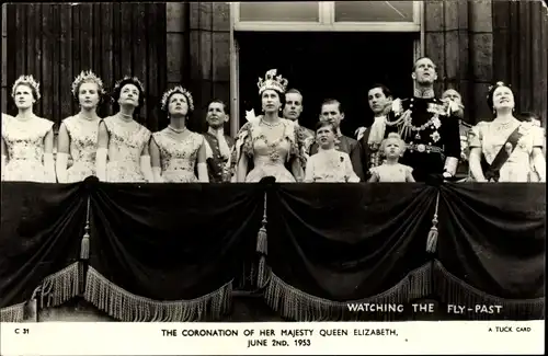 Ak Watching the Fly-Past, die Krönung Ihrer Majestät Königin Elizabeth, 1953