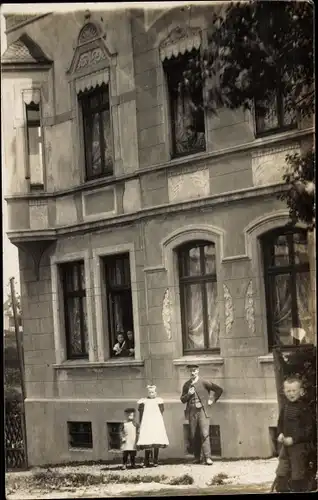 Foto Ak Solingen im Bergischen Land, Familie am Wohnhaus