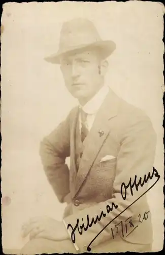 Foto Ak Schauspieler Hilmar Ottens, Portrait mit Zigarette, Autogramm