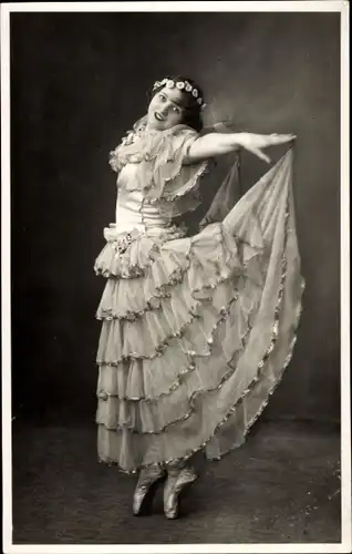 Foto Ak Tänzerin Edith Nestroy Schlumsel im Rüschenkleid
