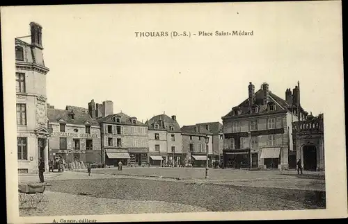 Ak Thouars Deux Sèvres, Place Saint Médard vue générale