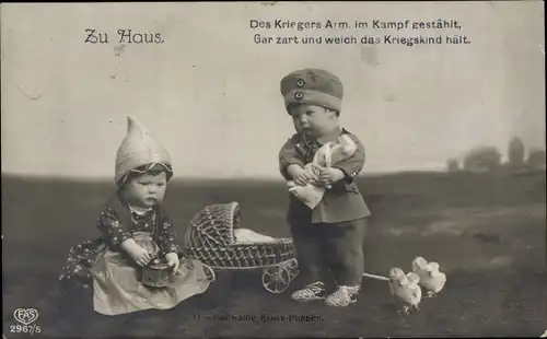 Ak Zu Haus, Käthe Kruse Puppen, Soldatenpuppe, Des Kriegers Arm das Kriegskind hält