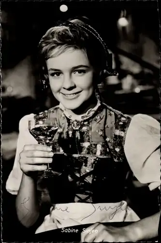 Ak Schauspielerin Sabine Sinjen, Portrait mit Weinglas, Autogramm