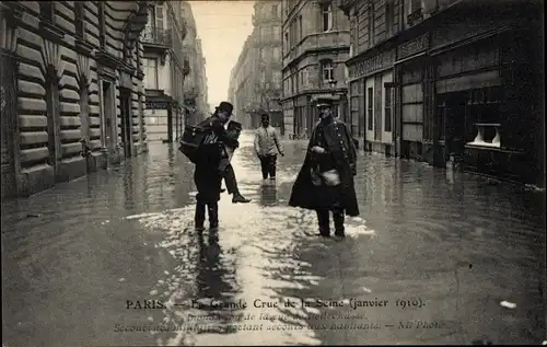 Ak Paris VII, Rue de Bellechasse, Die große Seineflut im Januar 1910, Militärretter
