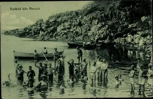 Ak Kullen Schweden, Ransvik, Badende an der Küste