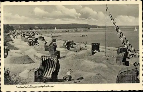 Ak Timmendorfer Strand in Ostholstein, Strandkörbe, Sandkörbe, Flaggen, Segelboote