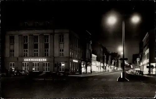 Ak Neumünster in Holstein, Kuhberg, Commerzbank, Nacht