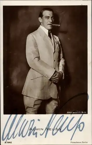 Ak Schauspieler Alwin Neuss, Portrait im Anzug mit Zigarre, Autogramm