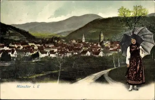 Ak Munster Münster Elsass Haut Rhin, Blick auf den Ort, Frau in Tracht, Regenschirm