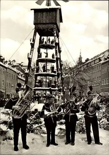Ak Schneeberg im Erzgebirge, Bergmann Bläserchor vor der Pyramide am Rathaus, Winter