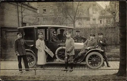 Foto Ak Deutsche Soldaten in Uniformen mit Automobil