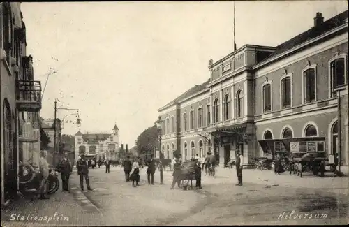 Ak Hilversum Nordholland Niederlande, Stationsplein