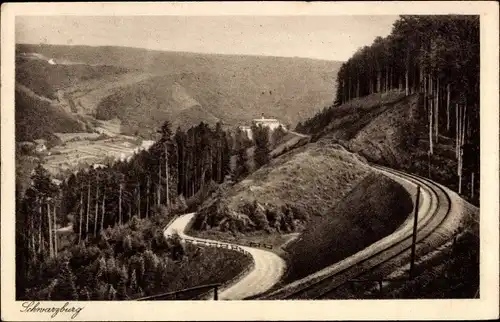 Ak Schwarzburg in Thüringen, Bahnstrecke, Blick auf Ortschaft und Umgebung