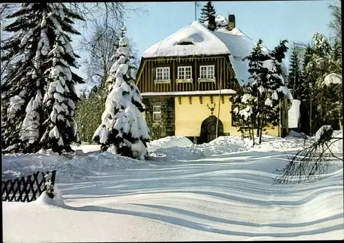 Ak Glückwunsch Weihnachten und Neujahr, Winterlandschaft mit Forsthaus