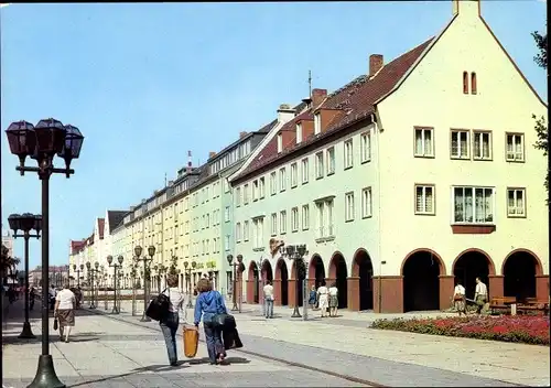Ak Neubrandenburg in Mecklenburg, Turmstraße, Passanten