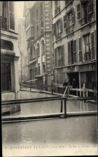 Postkarte Paris IV, Rue des Ursins, Die große Seine-Flut Januar 1910