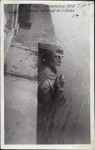 Postkarte Paris VII, Zouave du Pont de l'Alma, Die große Seineflut Januar 1910