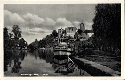 Ak Bernburg an der Saale Salzlandkreis, Wasserpartie mit Schiff Sachsen Anhalt, Blick auf Schloss