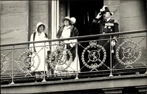 Foto Ak Königin Wilhelmina der Niederlande, Prinzessin Juliana, Prinz Heinrich, Balkon