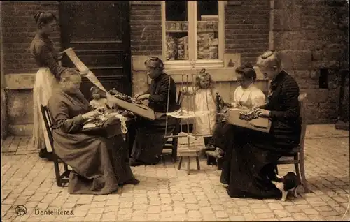 Ak Klöpplerinnen bei der Arbeit, Klöppelwerk, Belgische Tracht