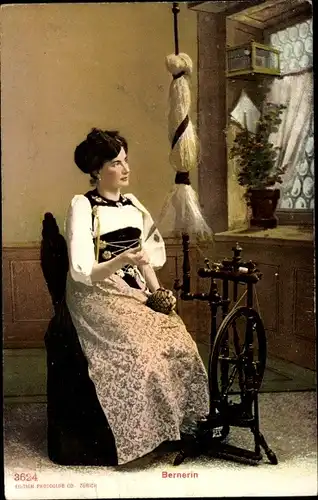 Ak Junge Frau in Berner Tracht beim Spinnen, Bernerin