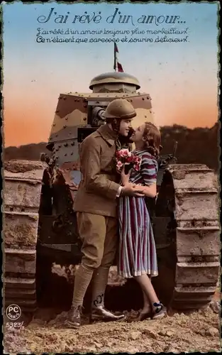 Ak Französischer Soldat mit Frau vor einem Panzer
