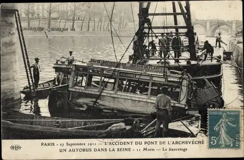 Ak Paris, Der Unfall der Pont de l'Archeveche, ein Bus in der Seine, Die Rettung