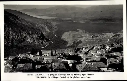 Ak Delphi Griechenland, Village Castri et la plaine vers Itea