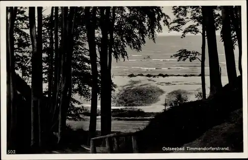 Ak Timmendorfer Strand in Ostholstein, Blick auf den Strand durch Bäume, Wellen